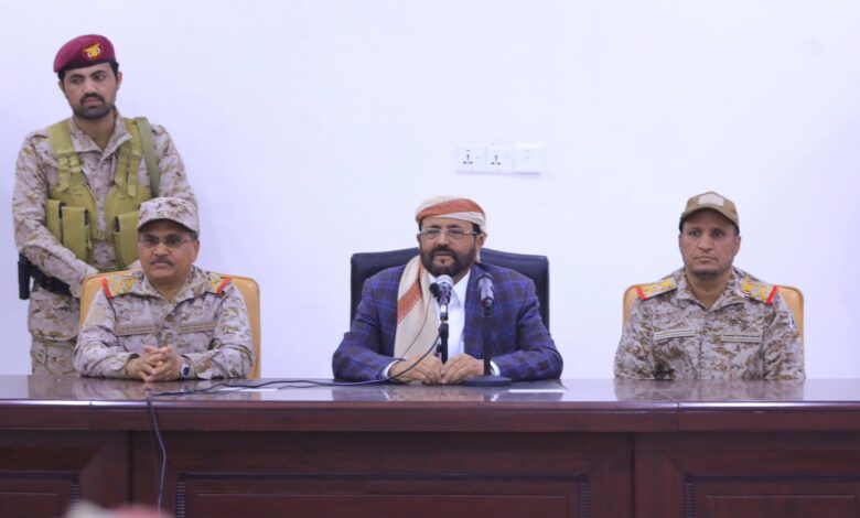 اللواء العرادة يعقد لقاءً رسمياً وشعبياً موسعاً بمأرب