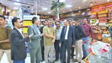 وزير الصناعة يتفقد مكتب الوزارة في مأرب وينفذ زيارة ميدانية للرقابة على الأسواق