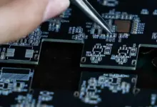 صناعة الرقائق الإلكترونية تتطلب استثمارات ضخمة وتقنيات متقدمة للغاية (رويترز)