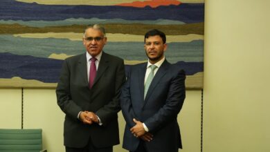 العليمي يبحث مع رئيس المجموعة البرلمانية البريطانية بشأن اليمن