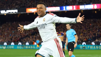 يليان مبابي لاعب ريال مدريد يحتفل بتسجيله الهدف الثاني له ولفريقه في شياك برشلونة